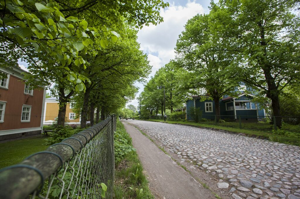 Näkymä Riihimäen Rautatienpuistosta ja Maantieltä
