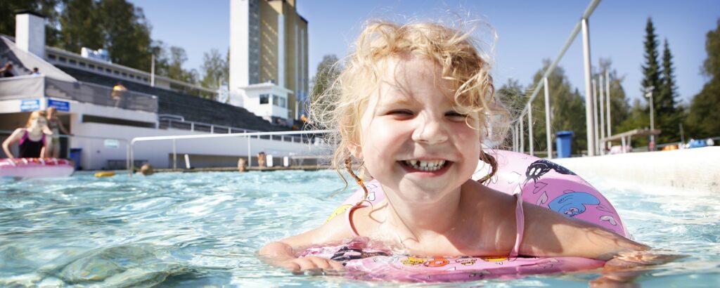 A child with a swimming ring in the Riihimäki land swimming pool