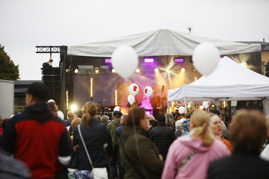 The stage and audience of the 2021 Rakas Riksu event