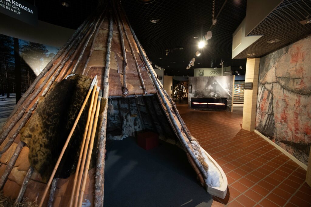 The exhibition hall of the Finnish Forestry Museum from the Otso show, the hut in the foreground.