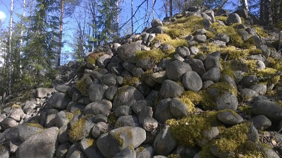 Kuvassa on muinaisranta, jota myös pirunpelloksi kutsutaan, koska siihen on kasautunut suuri määrä kiviä.