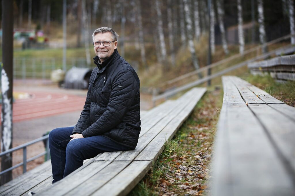 Riihimäkeläinen Jukka Jalonen istuu urheilupuiston penkillä