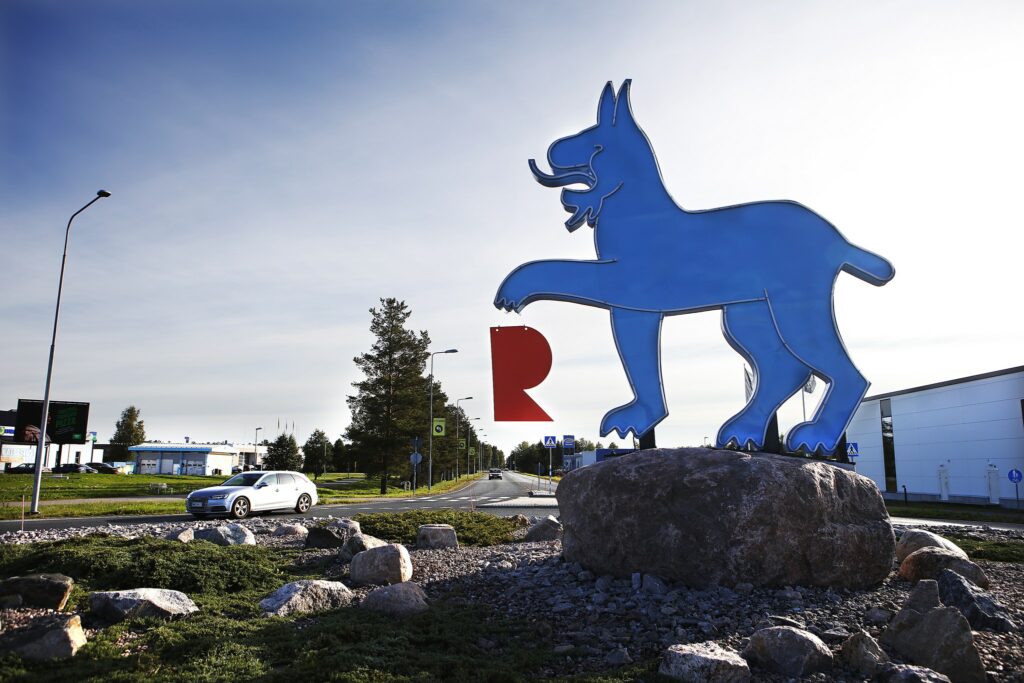 The Ilves statue in the middle of the traffic circle