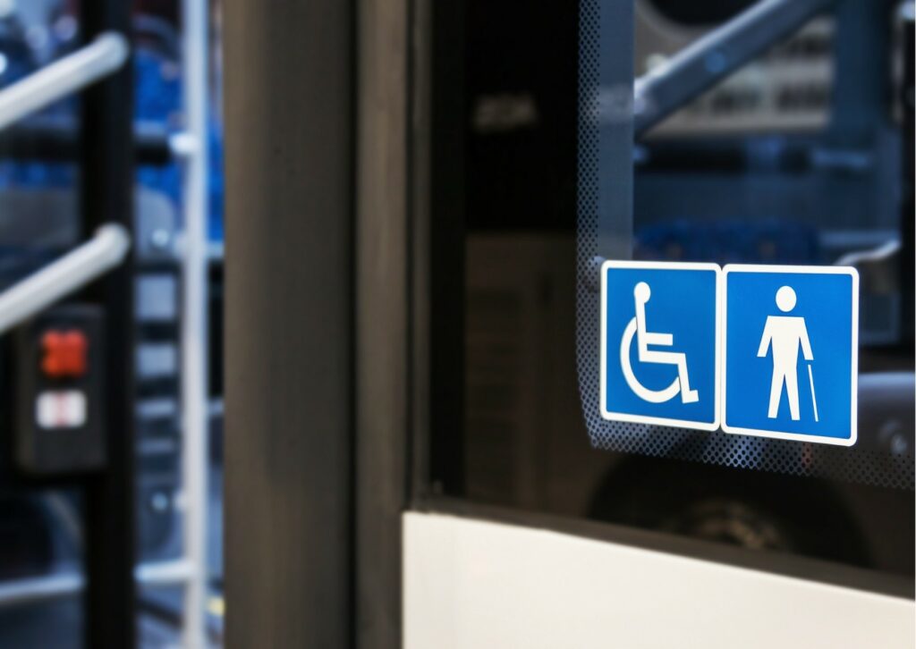 Joukkoliikennettä apuvälineitä käyttäville