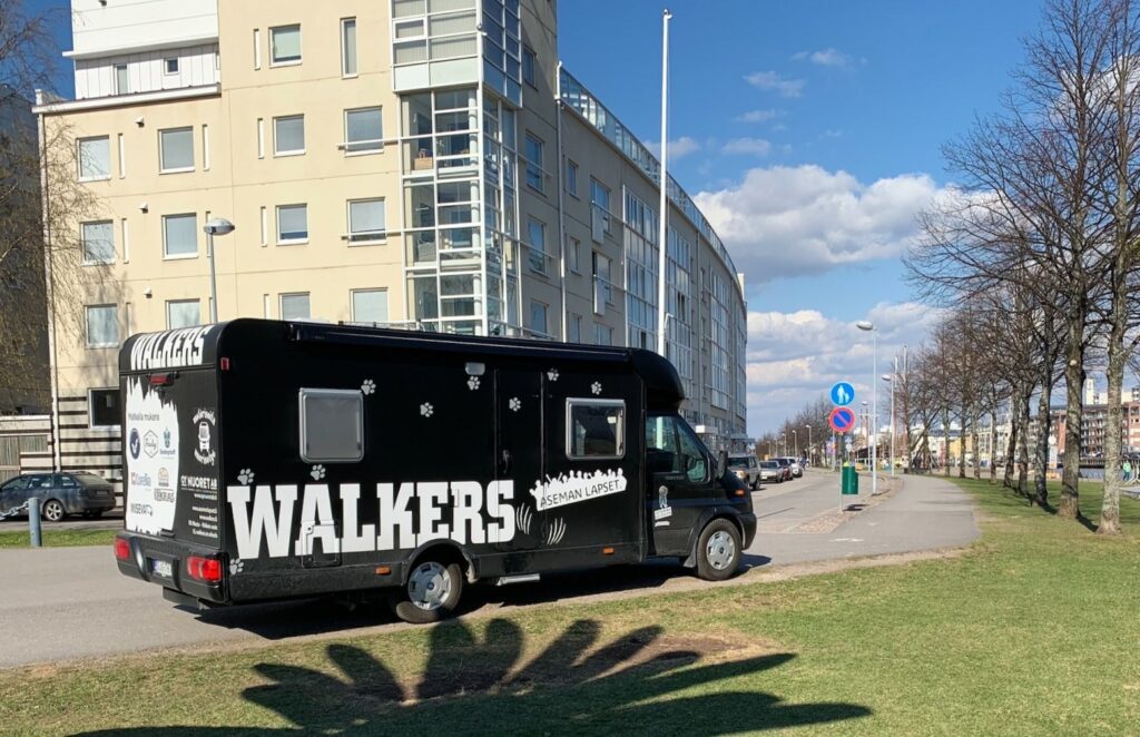 Musta Walkers-auto keväisessä Turussa kadulla. Taustalla isohko kerrostalo.