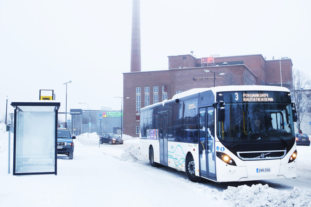 Bussi numero 3 Rautatieaseman pysälillä. On talvi.