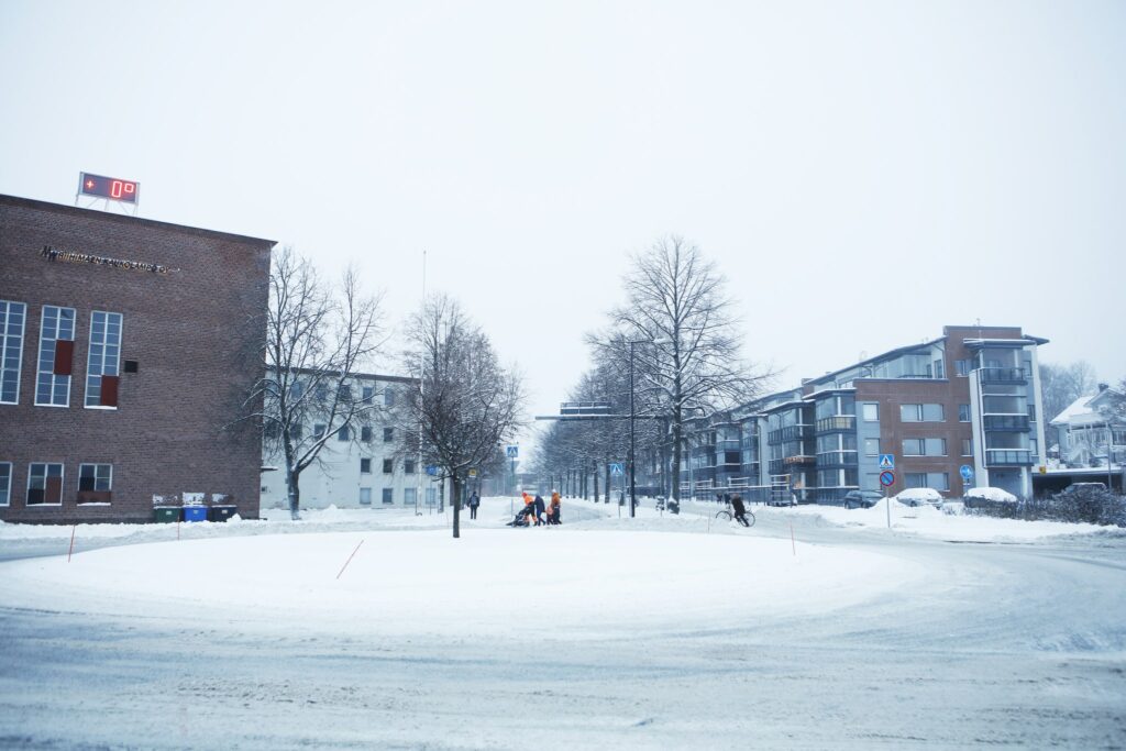 Rautatieaseman edustalla oleva liikenneympyrä ja katunäkymä