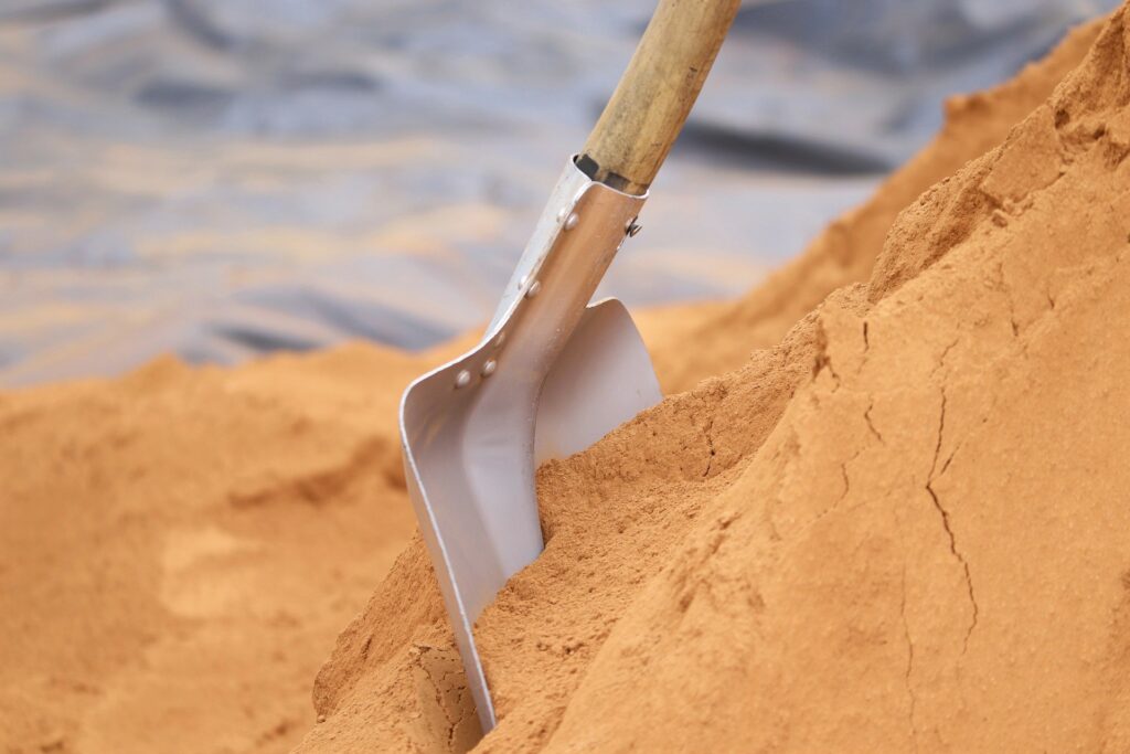 Lähikuva lapiosta okrankeltaisessa hiekkakasassa.