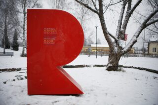 R-kirjaimen muotoinen punainen R-tunnus Jukka Jalosen puistossa