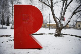 The red R symbol in the shape of the letter R in Jukka Jalonen Park