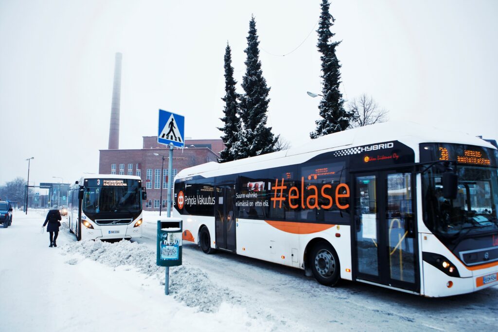 Linja-autoja bussipysäkillä, talvinen katukuva Riihimäen keskustasta.
