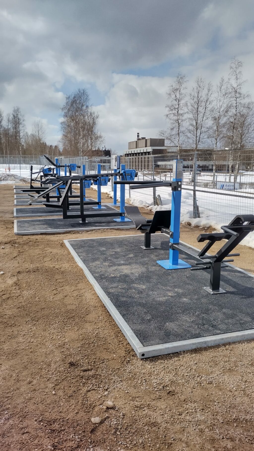 Ulkokuntosalilaitteita talvisessa ympäristössä.