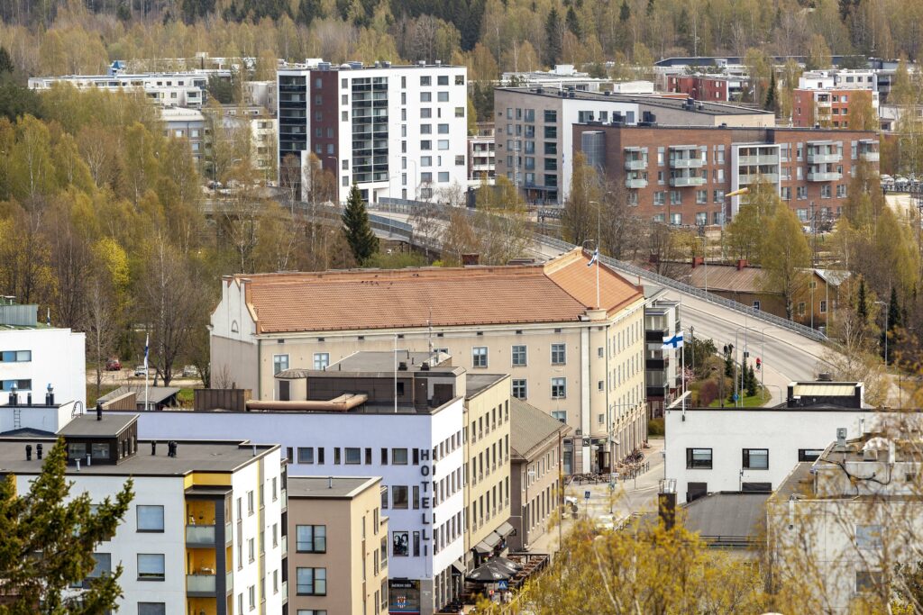 Kerrostaloja ja kaupunkiympäristöä Riihimäen keskustasta.