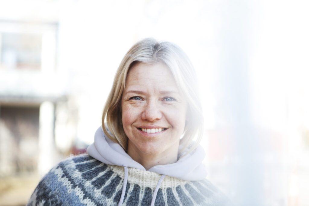 Sonja Kailassaari hymyilee lähikuvassa.