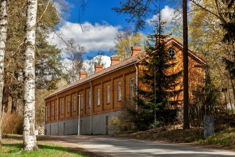 Suurenko tiilirakennus Hyttikorttelissa Lasitehtaan alueella.