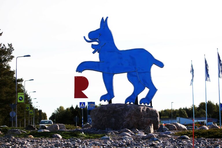 Ilves statue. The red letter R hangs from the paw.