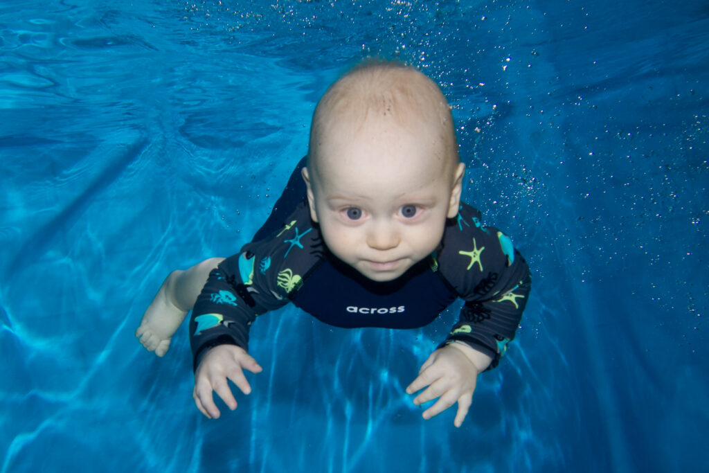 Vauva ui uima-altaassa.