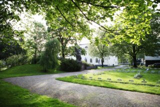 Independence Park, hjältarnas kyrkogård, den vita byggnaden av medborgarkollegiet kan ses i bakgrunden.