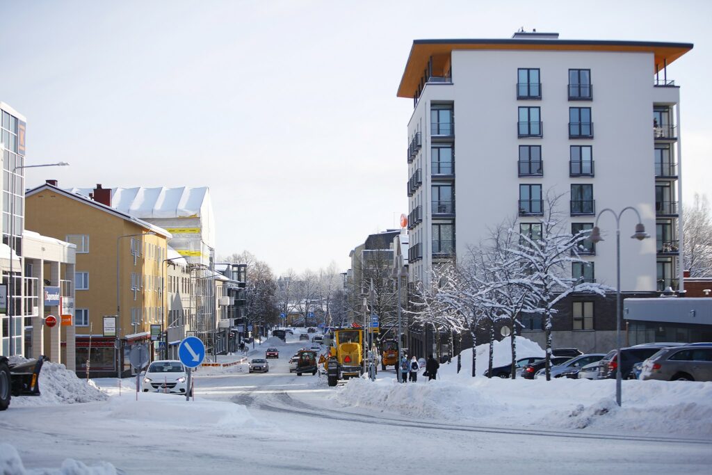 Talvinen katunäkymä Riihimäen keskustasta. Etualalla valkoinen kerrsotalo.