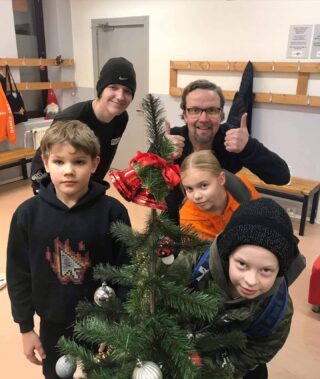 Ohjaaja, käsikirjoittaja Petteri Summanen ja neljä lasta seisovat joulukuusen ympärillä