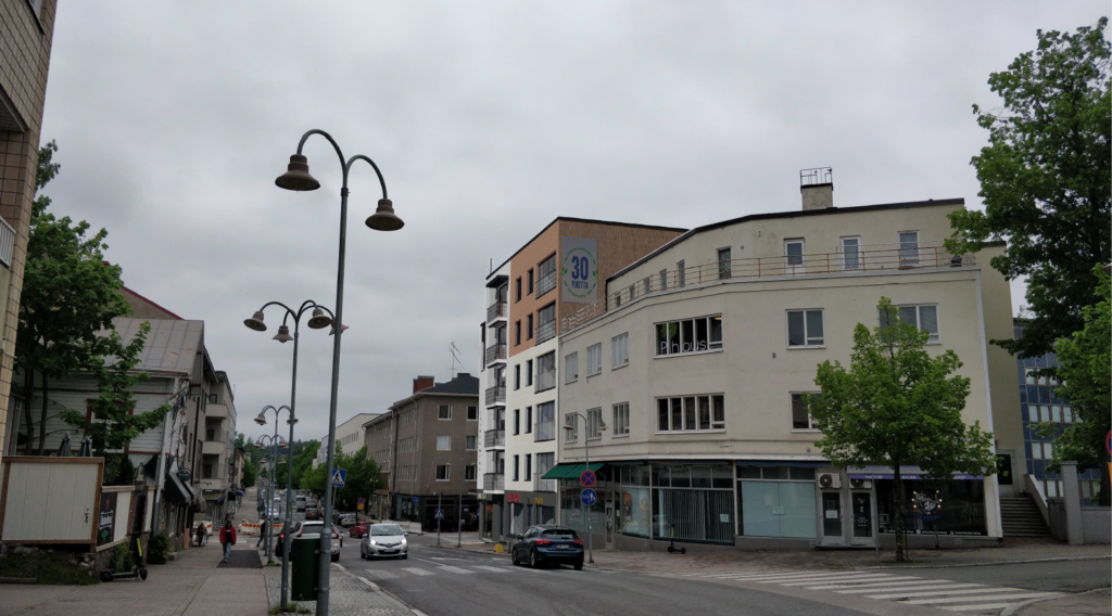 Observation picture, view along Hämeenkatu to the north. The new building has been influenced by neighboring buildings: the balustrades of the balconies and the details of the windows are related to the Mäkelä house, the balconies protrude from the facade in a manner consistent with the balconies at the corner of Puputi, the corner of Keskuskatu and Hämeenkatu is drawn in like the entrance to the Laurell cafe.