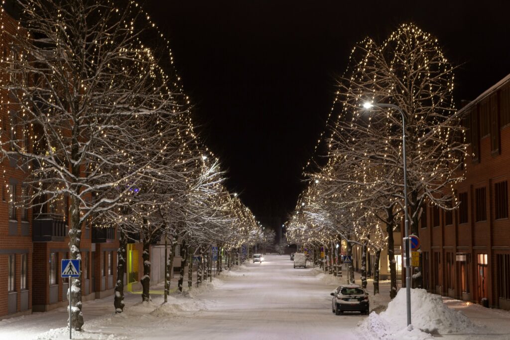 Luminen ja jouluvalaistu Riihimäen Temppelikatu