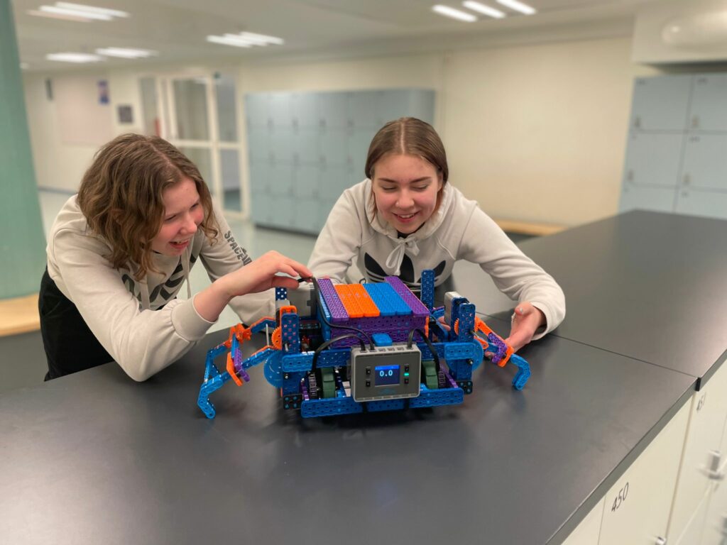 Riihimäkeläisnuoret esittelemässä robottia.