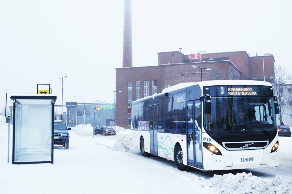 Kuvassa linjan 3 bussi talvisessa maisemassa.