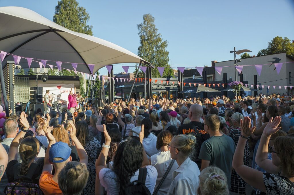 Satapäinen yleisö kesäillassa Granitin aukiolla katsomassa konserttia