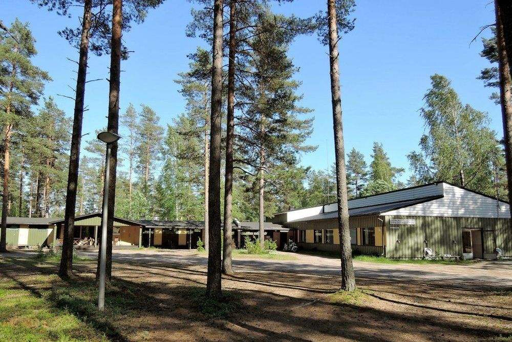 kuva kauempaa räyskälän motellista. Edessä mäntyjä