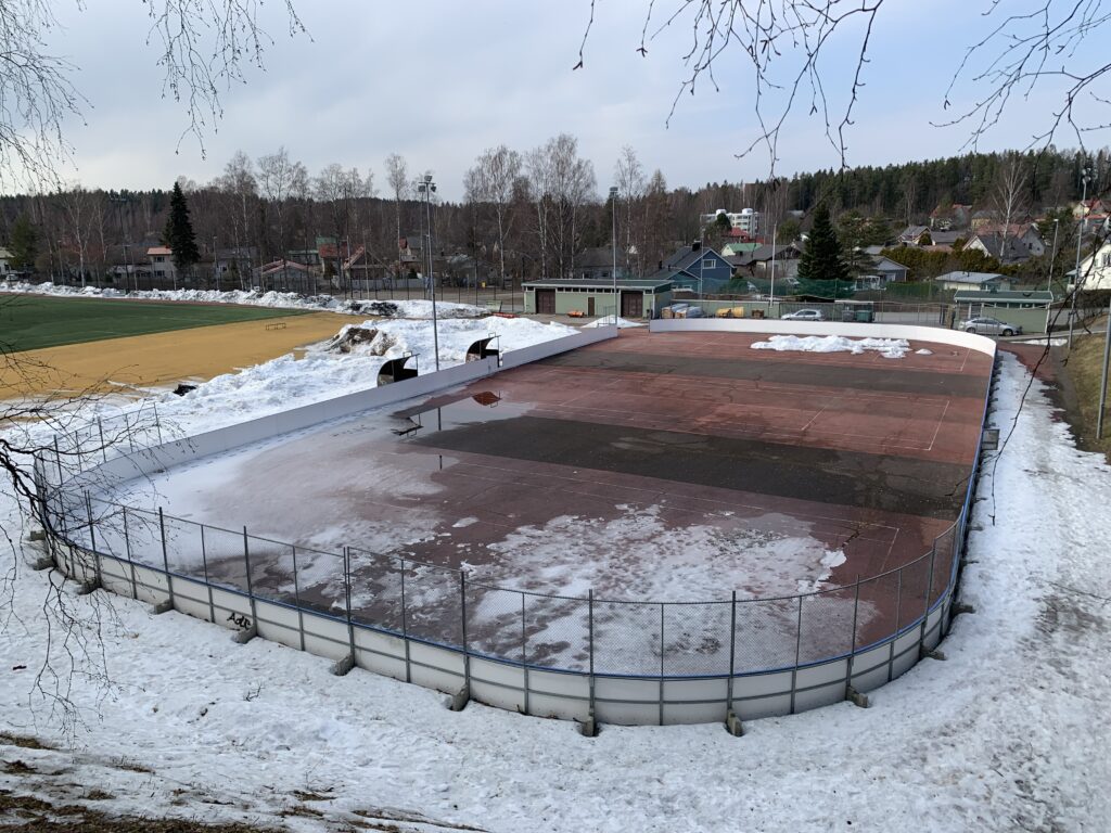 Keskusurheilupuiston tenniskenttä huhtikuussa, vielä osin lumen peitossa.
