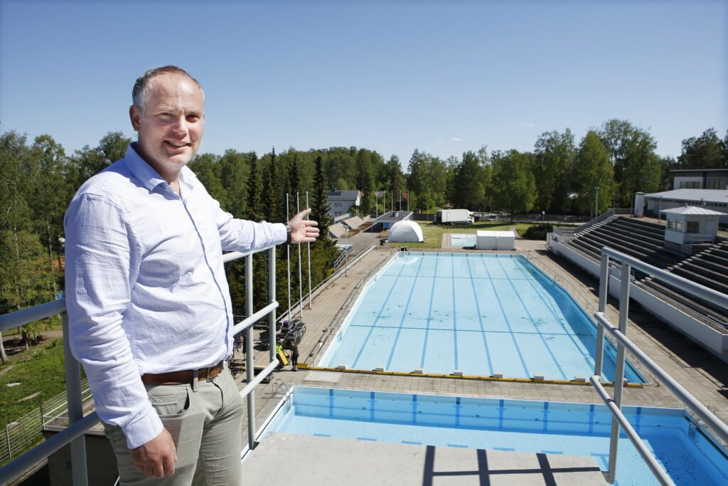 Markus Rantsi in the foreground and the swimming pool in the background.