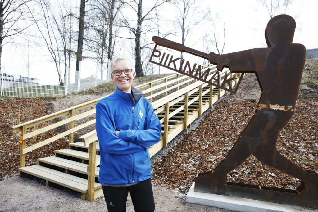 Ari-Pekka Miettinen seisoo Piikinmäen kuntoportaiden juurella.