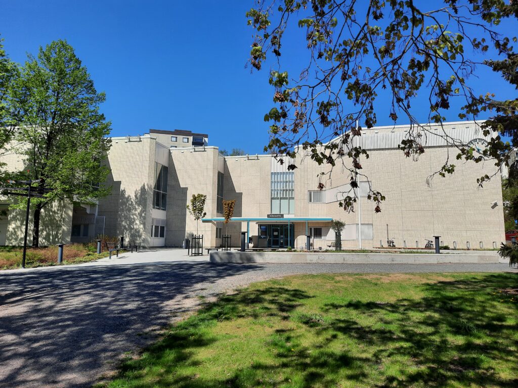 Riihimäki bibliotek på våren