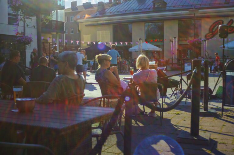 People sitting on the terrace at Granit aukio.