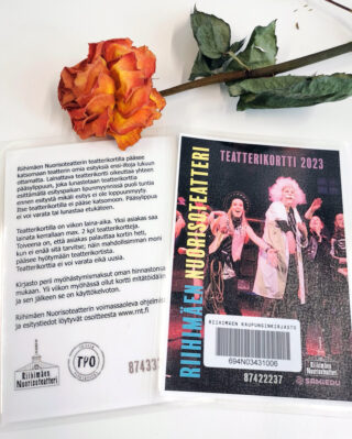 Kuvassa teatteriliput ja ruusu.
