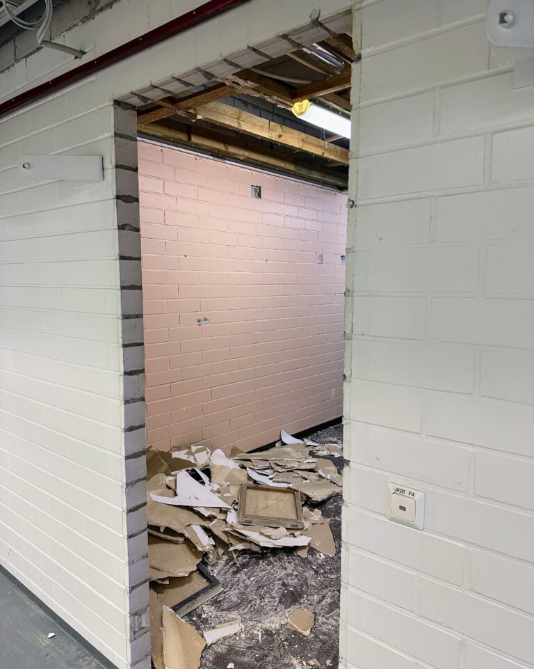 The picture shows the demolition of the basement of Riihimäki's swimming hall. Demolition waste on the floor of the room.