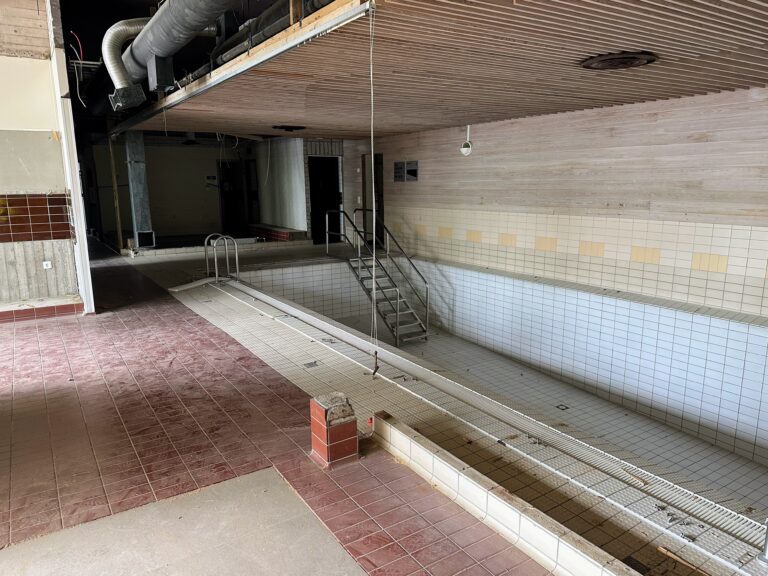 The picture shows the inside of Riihimäki's swimming hall with a subscription sauna, where e.g. partition.