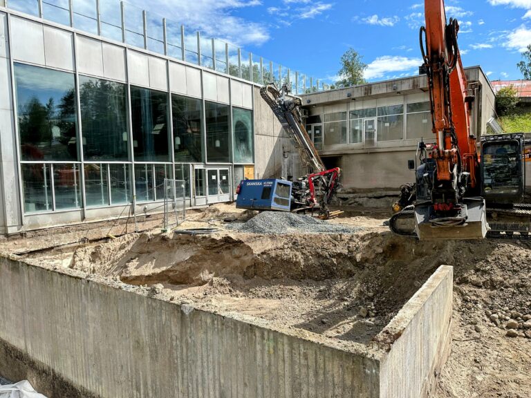 Kuvassa kaivinkoneet kaivavat Riihimäen uimahallin ulkoseinän vierustaa.