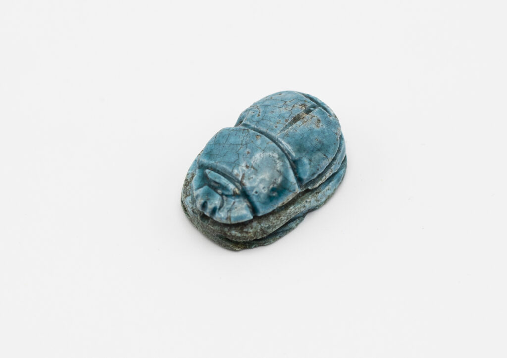 Pieni turkoosi koppakuoriaisen muotoinen skarabeus-amuletti ajalta noin 664–332 eaa.