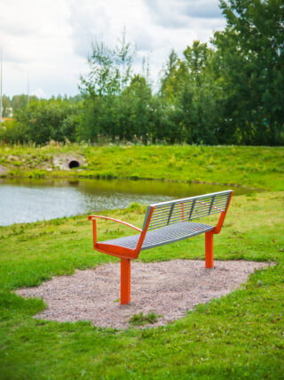 Du kan sitta på bänkarna och beundra utsikten över dammen.