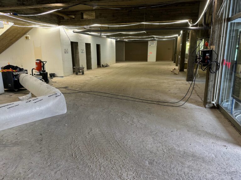 Kuvassa uimahallin pääsisääntulon aula, josta on purettu väliseiniä ja lattialaatat. Kuvattu 25.9.2023.