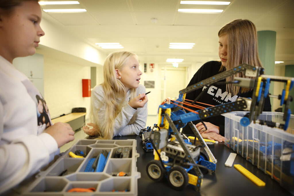 Robotiikka-opetusta Riihimäellä. Aada Kollin ja Julia Leivo, Harjunrinteen koulu.