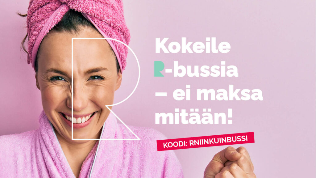 Violetilla pohjalla hymyilevä henkilö, jolla on päässään pyyhkeestä tehty turbaani ja päällään kylpytakki. Teksti "Kokeile R-bussia - ei maksa mitään! Koodi: rniinkuinbussi"