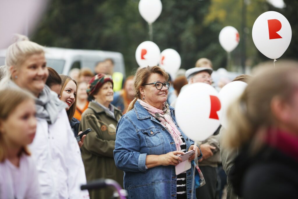 Riihimäki 60 års firande publik med Riihimäki-ballonger som står utanför och tittar på programmet.