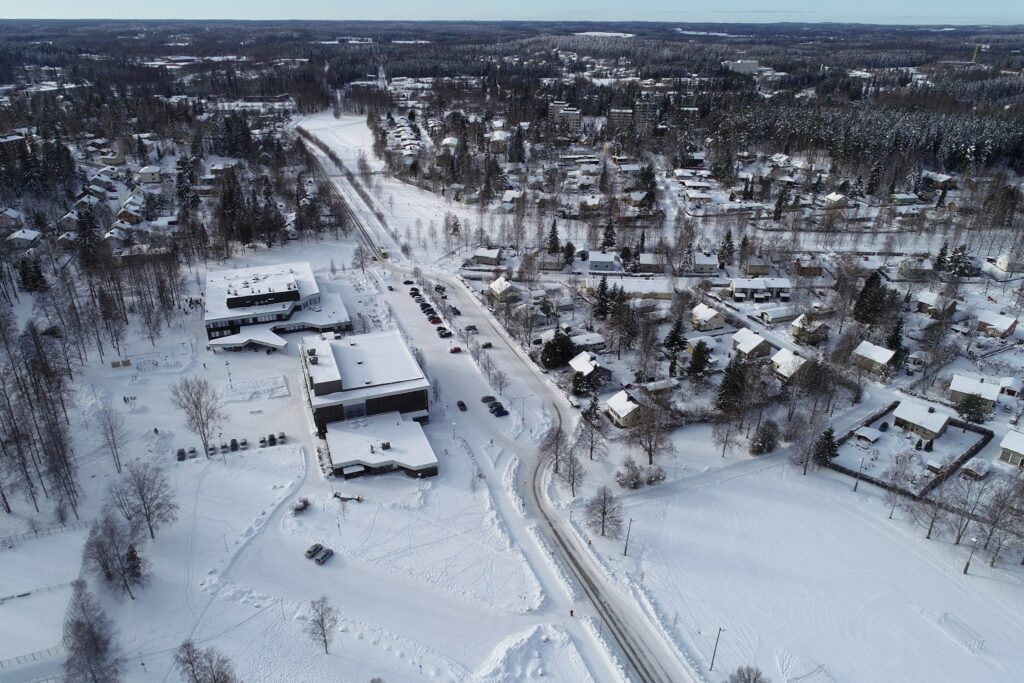 Talvinen ilmakuva Urheilutalon alueesta.