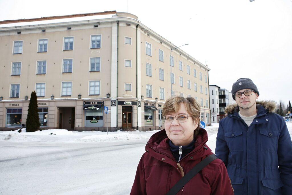 Anu Ylitalo ja Otto Mäkelä Riihimäen keskustassa talvisessa maisemassa.