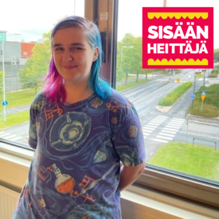 Värikästukkainen hymyilevä henkilö kerrostalon ikkunan edessä. Taustalla näkyy kesäinen kaupunkimaisema. Etualalla oikealla ylhäällä punakeltainen graafinen logo, jossa lukee "Sisäänheittäjä".