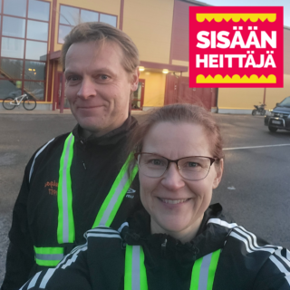 Kaksi urheiluasuihin ja heijastinliiveihin sonnustautunutta henkilöä katsoo innoissaan kameraan. Taustalla urheiluhalli. Yläkulmassa oikealla punakeltainen graafinen logo, jossa lukee "Sisäänheittäjä".