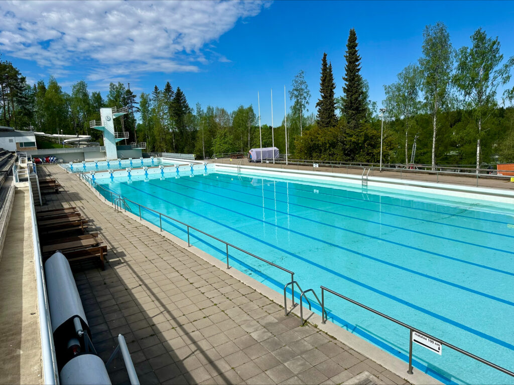 Uima-allas ulkona keväisessä maisemassa.